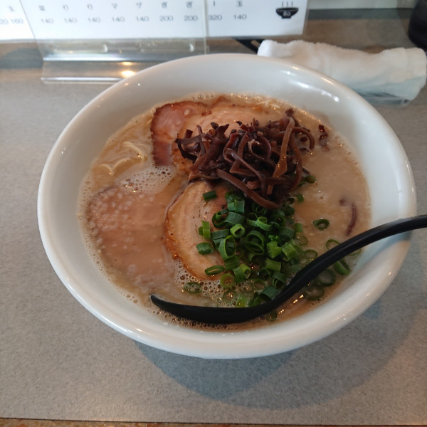 「豚骨ラーメン + トッピングチャーシュー」@麺屋 はちまるの写真