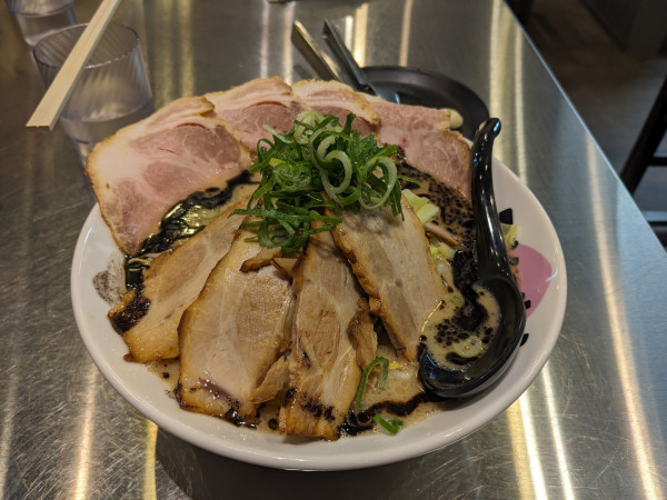 「豚骨らーめん黒+Wチャーシュー+野菜（濃いめ）」@豚骨らーめん ぶたきち 本厚木店の写真