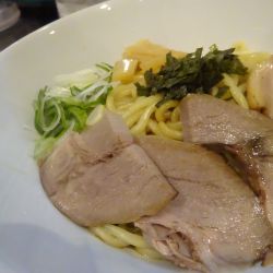 油そば　普通盛200g　880円