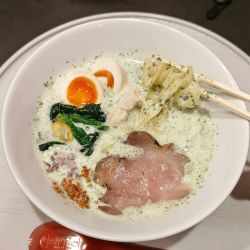 鶏白湯らーめん・ミドリ（1150円）、替玉（150円）