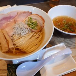 釜揚げ式ぶどう山椒白醤油つけ麺