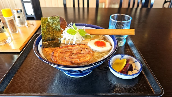 「塩らーめん 中盛 ＋ 炙りチャーシュー【合計1,200円】」@らーめん 拓の写真