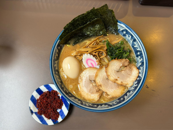 「特製らーめん（1080）大盛無料　辛味（クーポン）」@麺彩房 中野本店の写真