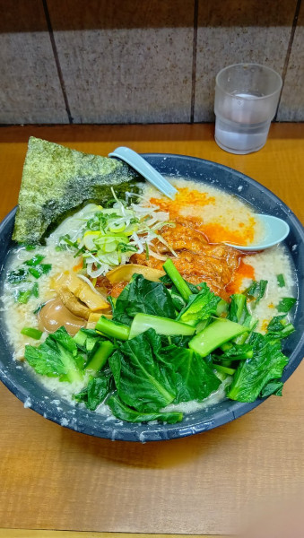 「ホルモンメン+小松菜」@屋台ラーメンとんこつ貴生 稔台店の写真