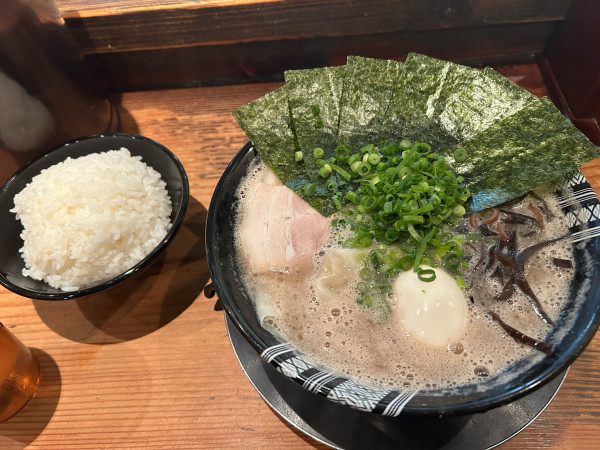 「ワンタンメン＋味玉＋海苔＋ライス」@博多一双 博多駅東本店の写真