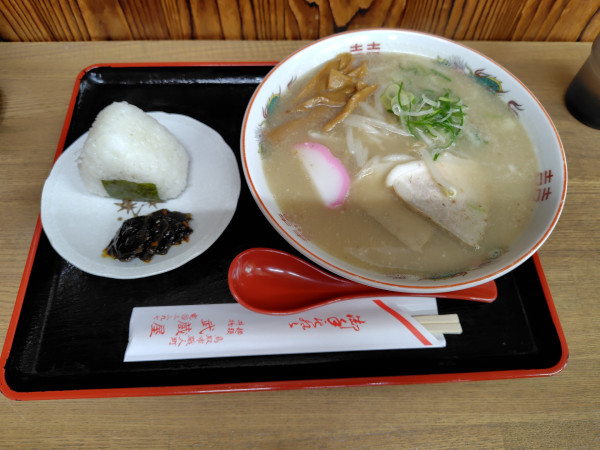 「中華そば780円、おにぎり1個150円」@武蔵屋食堂の写真