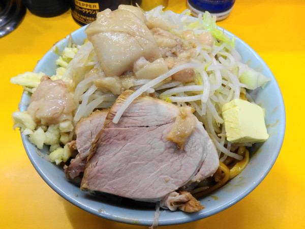 「J村ドクロ（1,300円）＋バター（100円）ニンニクアブラ」@ラーメン二郎 八王子野猿街道店2の写真
