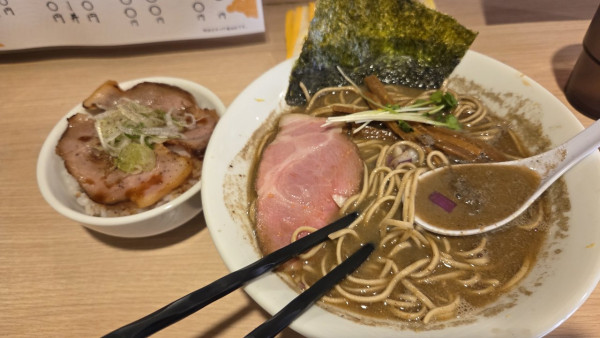 「煮干しらーめん並900円+肉飯400円」@自家製麺頃場 別邸の写真