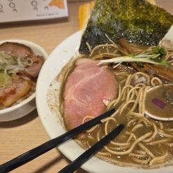 煮干しらーめん並900円+肉飯400円