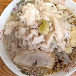 ラーメン（麺半分ニンニクアブラ）
