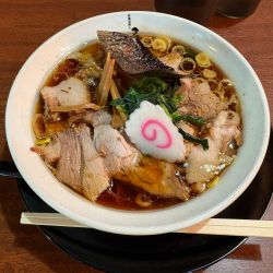 生姜醤油チャーシュー麺　濃いめ　固め