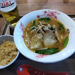 味噌ラーメン、半チャーハンセット＋🍺