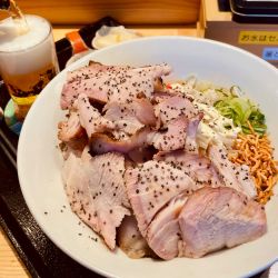 猫叉まぜそばZ（叉焼30枚）990円 + 瓶ビール 300円