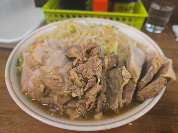 「大Wブタ8枚・ネギ(辛め)￥1,500」@ラーメン二郎 品川店の写真