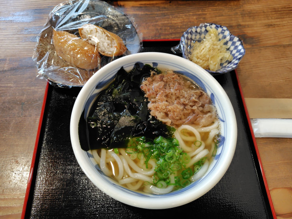 「肉わかめ930円、いなり2個280円」@久松うどん はなしょうの写真