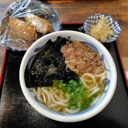 肉わかめ930円、いなり2個280円