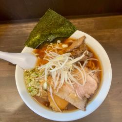 シモズヌードル1300円(チャーシュー3枚、ワンタン3個)