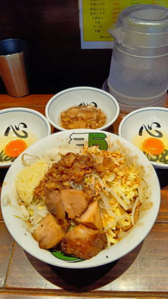 「汁無し(並)+チーズ×2+生卵+アブラ」@雷 船橋駅前店の写真