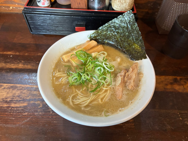 「濃厚煮干しそば　900円」@いりにぼの写真