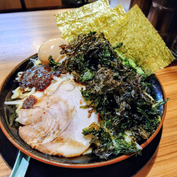「横浜家系ゴジラーメンBLACK」@横浜家系ラーメン 壱角家 芝公園店の写真