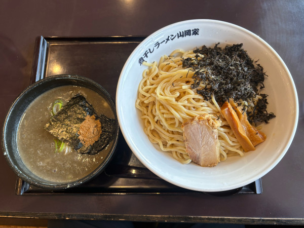 「極濃煮干し豚骨つけ麺＋黒ばら海苔、大盛」@煮干しラーメン山岡家 荒川沖店の写真
