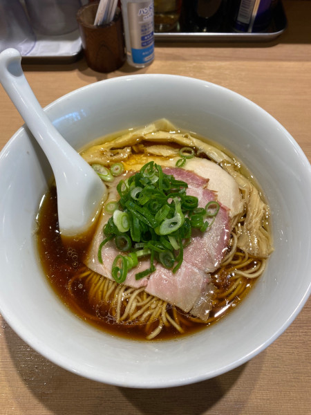 「醤油らぁ麺」@らぁ麺まる鈴 本厚木店の写真
