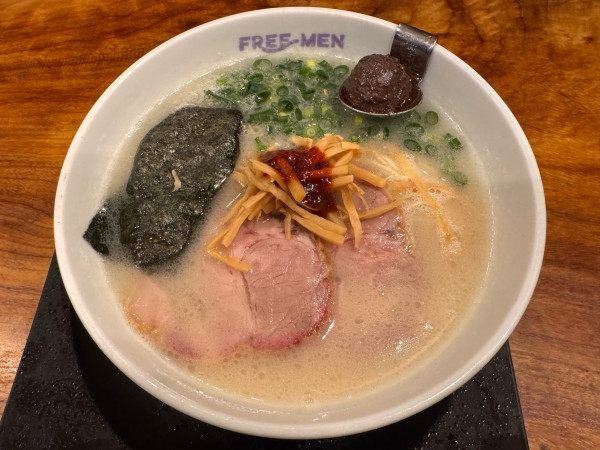 「コク旨とんこつラーメン　860円」@FREE-MENの写真