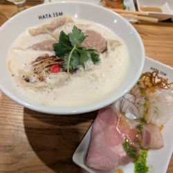 白いラーメン海老入りワンタン