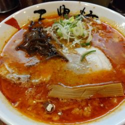 豚骨ラーメン赤(890円)