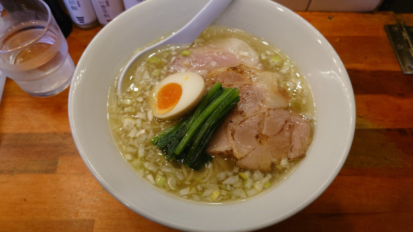 「塩そば 細麺」@ラーメン 三原色の写真