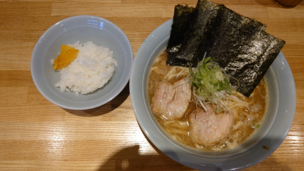 「豚骨醤油 中盛 ¥900 + 小ライス ¥100」@豚骨醤油 三輪の写真