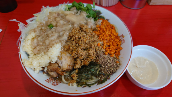 「【限定】台湾まぜそば（デフォ麺300g） + 追い飯 全マシ ガ」@鷹の目 大宮店の写真