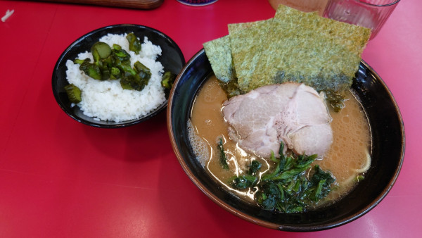 「ラーメン並 + ライス食べ放題」@横浜ラーメン 山本家の写真