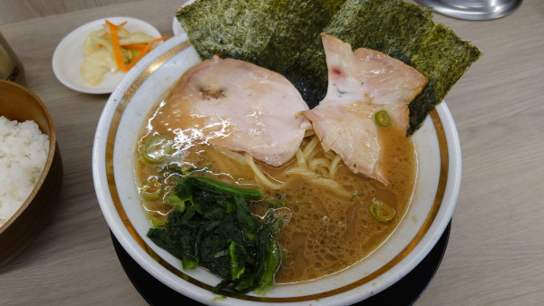 「ラーメン + ライス」@王道家直伝 との丸家 越谷店の写真