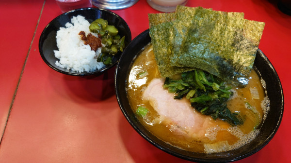 「らーめん + ごはんおかわり可」@らーめん 谷瀬家 新橋店の写真