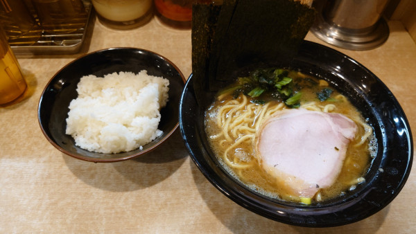 「ラーメン + サービスライス」@横浜家系ラーメン 麺屋いぶすけの写真