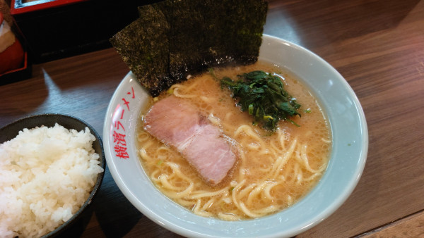 「ラーメン 並 + ランチタイムサービスライス」@横濱ラーメン あさが家 本店の写真