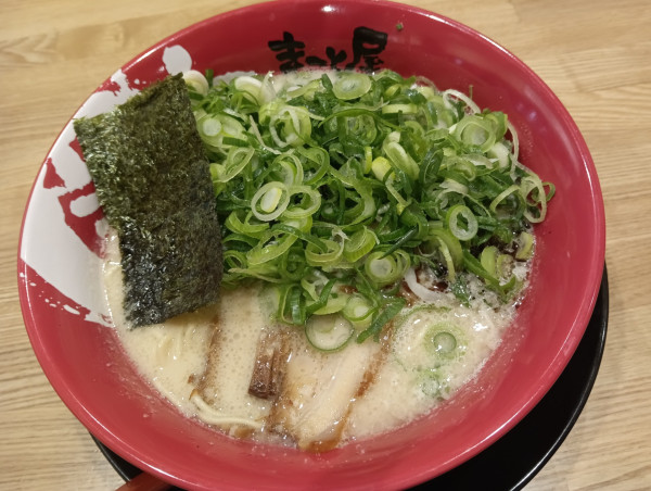 「青ねぎ牛白湯ラーメン＋焼餃子定食＋レタスチャーハン」@ラーメンまこと屋 指扇店の写真