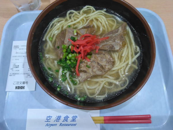 「ソーキそば950円」@空港食堂の写真