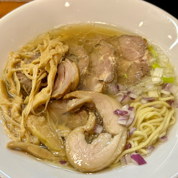 「牛骨だしの中華そば（塩）＋豚肩ロース煮豚３枚」@麺屋あきづの写真