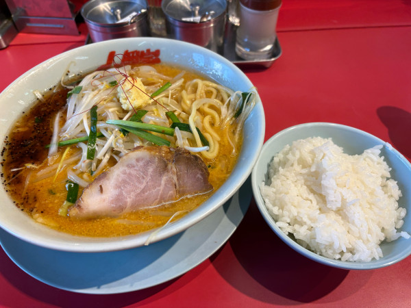 「【期間限定】もやし味噌ラーメン半ライスセット1130円」@ラーメン山岡家 水戸城南店の写真