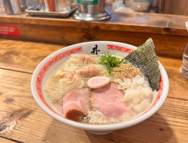 「背脂しおらぁめん＋ワンタン」@井田商店の写真