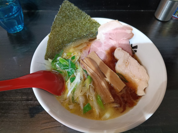 「限定　　鶏塩ねぎ白湯　マー油かけ　　1000円」@らぁ麺すみれ堂の写真