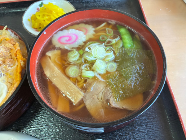「カツ丼ラーメンセット(990円)」@かりの食堂の写真