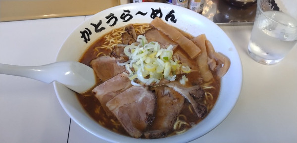 「醤油らーめん(大盛)+ﾁｬｰｼｭｰ増し」@かとうらーめん 月寒店の写真