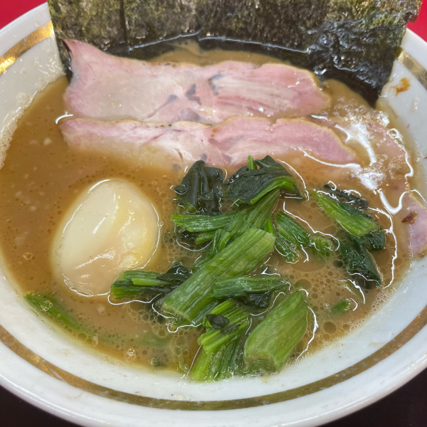 「ラーメン（半麺 味玉）　900円」@との丸家 小山店の写真