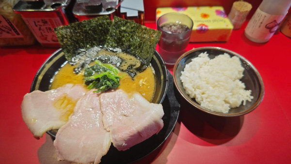 「チャーシューメン（3枚）+ライス」@家系ラーメン 王道乃印 新橋店の写真