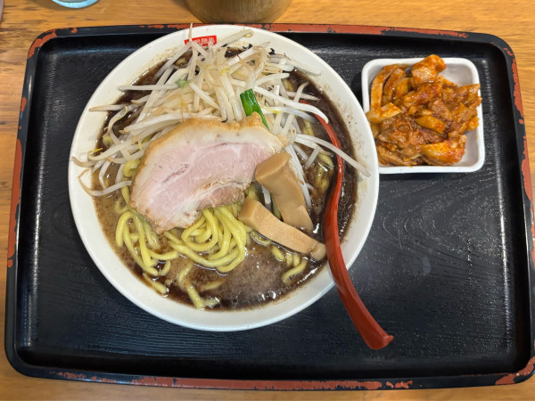 「黒味噌ラーメン（1200）大盛（150）チンピラほぐし豚（350」@味噌麺処 花道庵の写真
