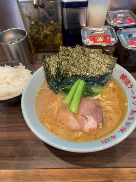 「ラーメン（並）＋ライス小　1150円」@横濱ラーメン あさが家 本店の写真