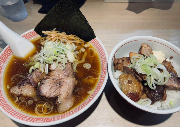 「肩ロース中華そば＋豚飯」@まるえ中華そばの写真